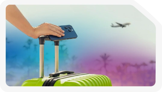 Conectado a internet gracias a su plan de datos eSIM para viajes de Movistar